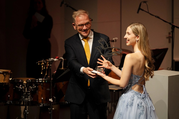 Elisabeth Hetherington ontvangt de prijs van oud minster Eppo Bruins © Karen van Gilst