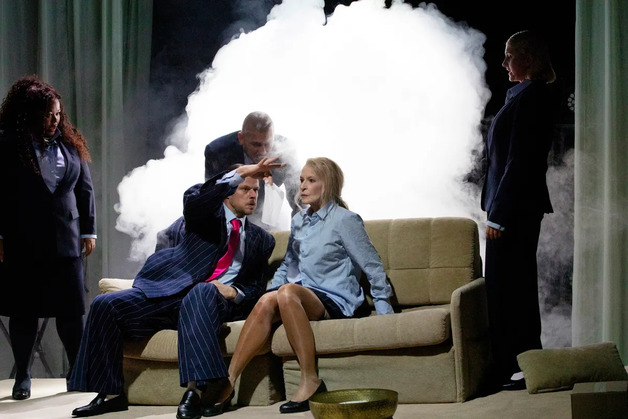 Scene uit de theatervoorstelling Ocean Breeze, de winnende theatertekst van Lisanne van Aert © Sanne Peper
