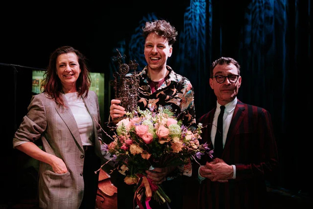 Reinier Baas met Viktorien van Hulst (directeur-bestuurder Fonds Podiumkunsten) en oud-winnaar en uitreiker Benjamin Herman. Foto © Lisanne Lentink
