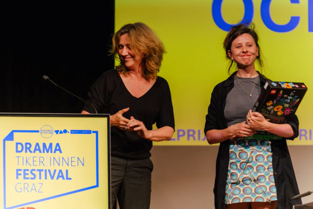 Maaike van Langen (jurylid) over handigt de Vertaalprijs aan Lisanne van Aert  © Edi Haberl